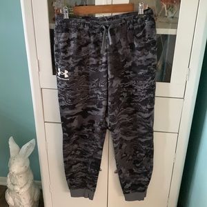 Under Armour sz Youth XL camouflage sweatpant joggers euc